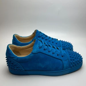 Louboutin skor  - Hej! Säljer nu dessa svin feta Loubs. Skorna är i extremt fint skick! Hör av dig vid frågor. Har begränsat antal boxar 