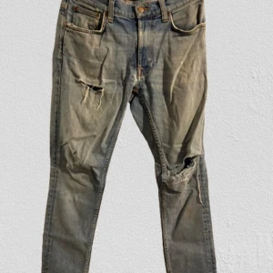 Nudie jeans - Ljusblåa nudie jeans | storlek W29 | en lagning i grenen som inte påverkar hur de sitter eller så