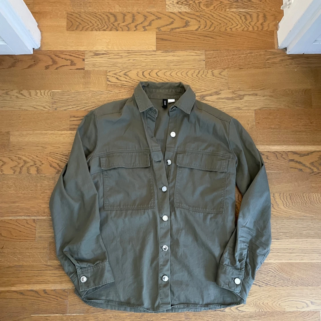 Olivgrön overshirt från Divided