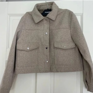Beige kappa från Zara  -  beige kappa från Zara  med krage, stora bröstfickor. Jackan har en boxig, croppad passform och långa ärmar💞