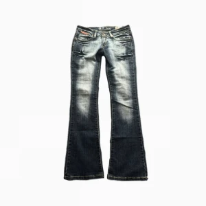 Jeans - Snygga lågmidjade bootcut jeans,🪽 midjemått=38cm innerbenslängd=82cm. Står storlek 29. Skulle säga att de är en w27/26 eller en 36. 🦇