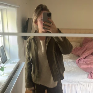 Militärfärgad jacka  - Säljer denna skit snugga jackan perfekt till hösten och våren!!! Storlek s från Massimo modutti, kan ha några små fläckar men annars topp skick! Skriv vid frågor ❤️❤️❤️❤️