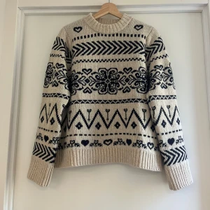 Stickad tröja mönster - Färgen på mönstret är mer marinblå i verkligen. I princip oanvänd. Nypris 2000 kr