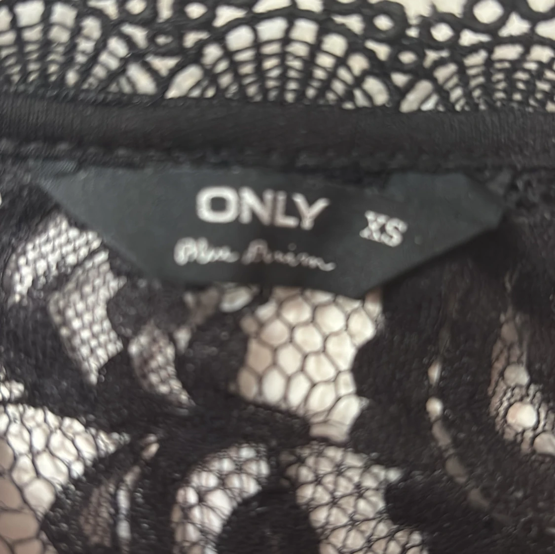 Svart spetsblus från ONLY XS - 2