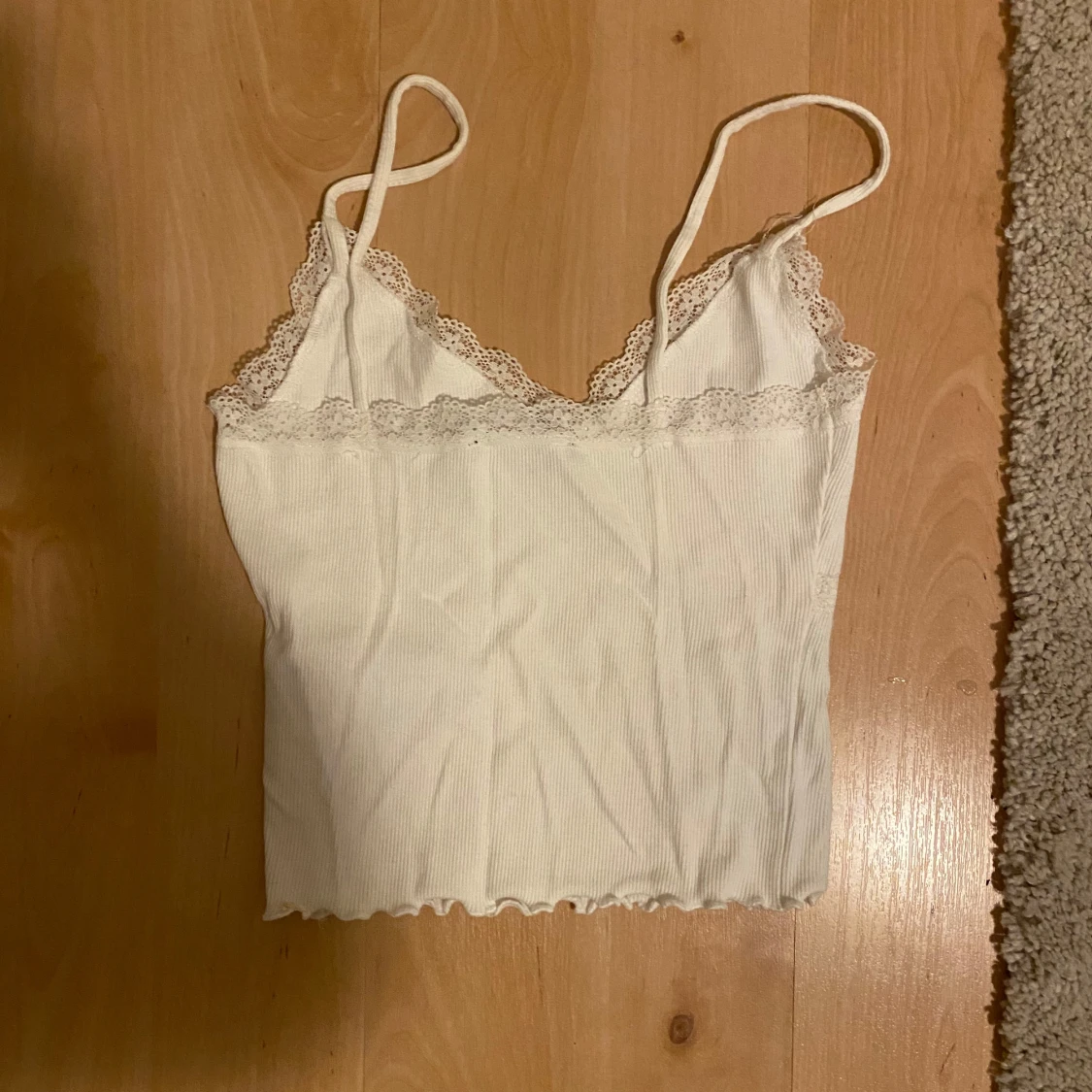 Vit ribbad linnetopp med spets - 1