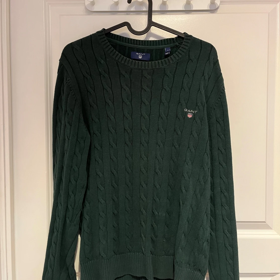 Mörkgrön kabelstickad tröja från GANT