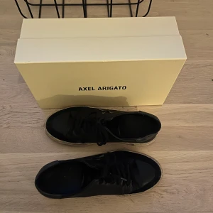  Axel Arigato skor  - Väldigt snygga Arigato skor till ett bra pris hör av er för mer bilder eller frågor 