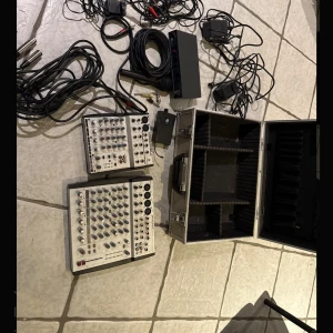 Phonic MU1202 Mixer & Ljudpaket - Komplett ljudpaket med Phonic MU1202 mixer, Liorack MX602A mixer, mikrofon, kablar, strömadaptrar och robust case. Perfekt för live eller studio. Viss kosmetisk slitage men fullt fungerande. Allt du behöver för att komma igång med ljudproduktion eller event. PRIS KAN DISKUTERAS 