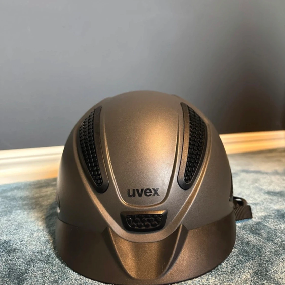 Uvex grå ridhjälm med ventilation