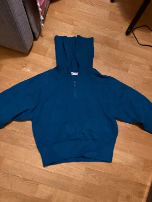 Blå tröja med half zip från Zara - Blå tröja med zip från zara