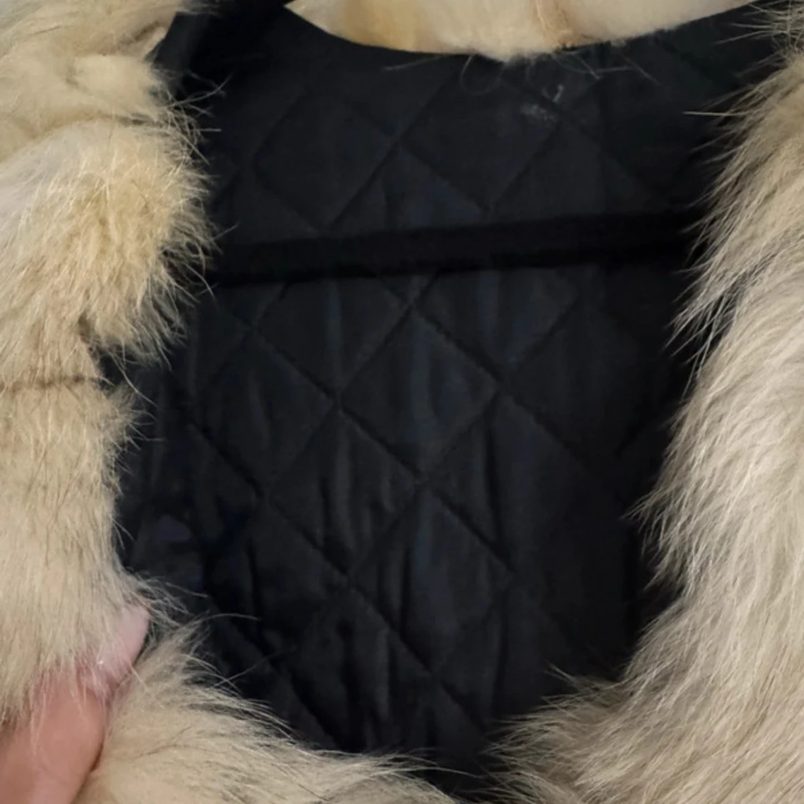 Beige fluffig pälsväst med quiltad insida - 3