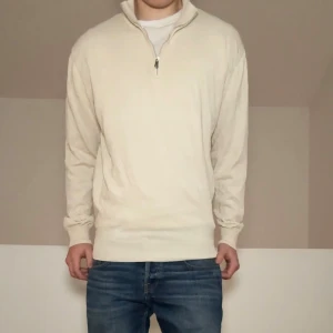 Vit Oscar Jacobson halfzip - Säljer en sjukt fet beige zip-tröja från Oscar Jacobson. Strl är L men sitter mer som M. Tröjan är i bra skick därmed inga defekter. Hör gärna av er vid frågor eller funderingar!!