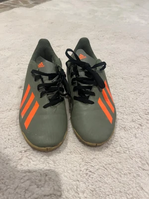 Adidas fotbollsskor inomhus  - För små för mig använt dem några gånger bara 