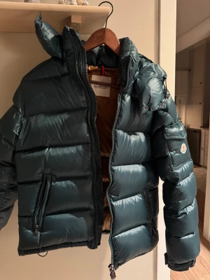 Moncler jacka  - Säljer en Moncler Maya dunjacka i mörkgrön färg.  Denna färg är otroligt sällsynt och super snygg. Väldigt varm och bekväm, perfekt för höst och vinter. Storleken är 01 vilket motsvara S