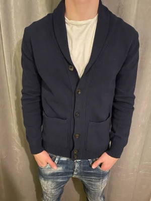 Hacket London cardigan  - Säljer denna tvär feta cardigan från hacket London! Storlek s! Skicket är som nytt! Nypris 2999! 