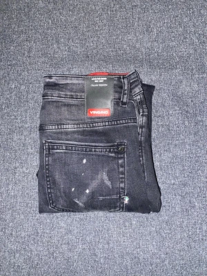 Vingino jeans - Snygga svarta jeans från Vingino med slim passform. Byxorna är i väldigt fint skick, nyss köpta från hemsidan. Jeansen har fina slitningar vilket ingår i designen, hör av er vid frågor 😃