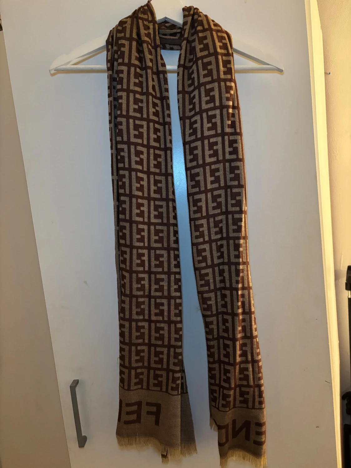 Brun scarf med logomönster