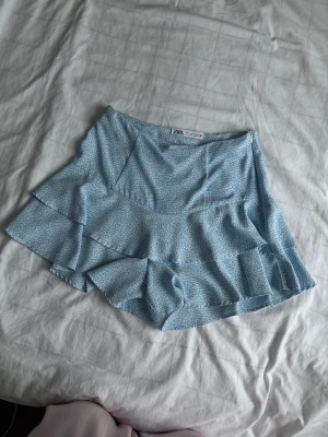 Blå skorts med volanger från ZARA - Säljer ett par blå skorts från ZARA med volangdetaljer, hägmidjad och ett ljust leopardmönster. De har en mjuk och flowy känsla som är perfekt till sommaren. PRISET KAN DISKUTERAS!!