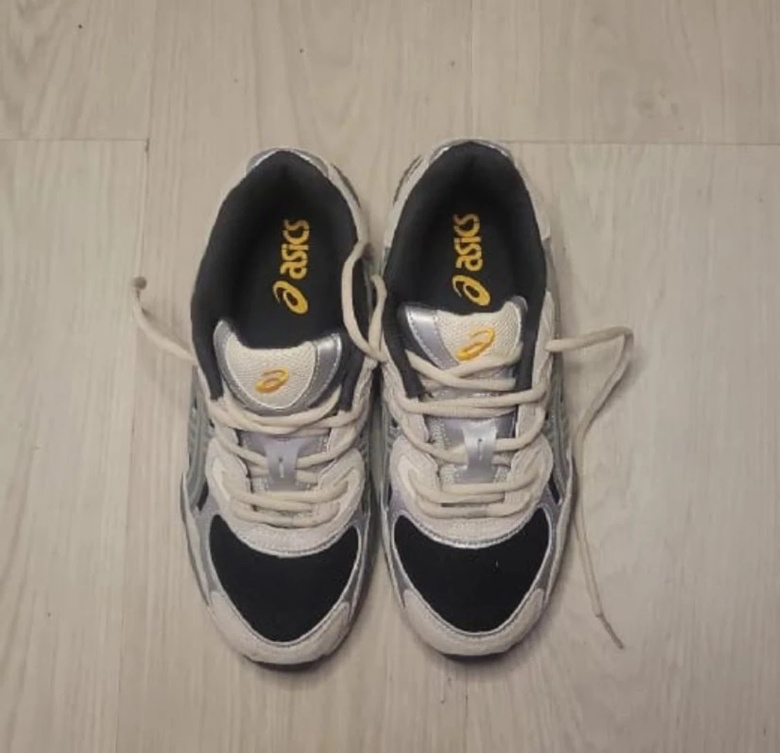 Sneakers i svart och silver