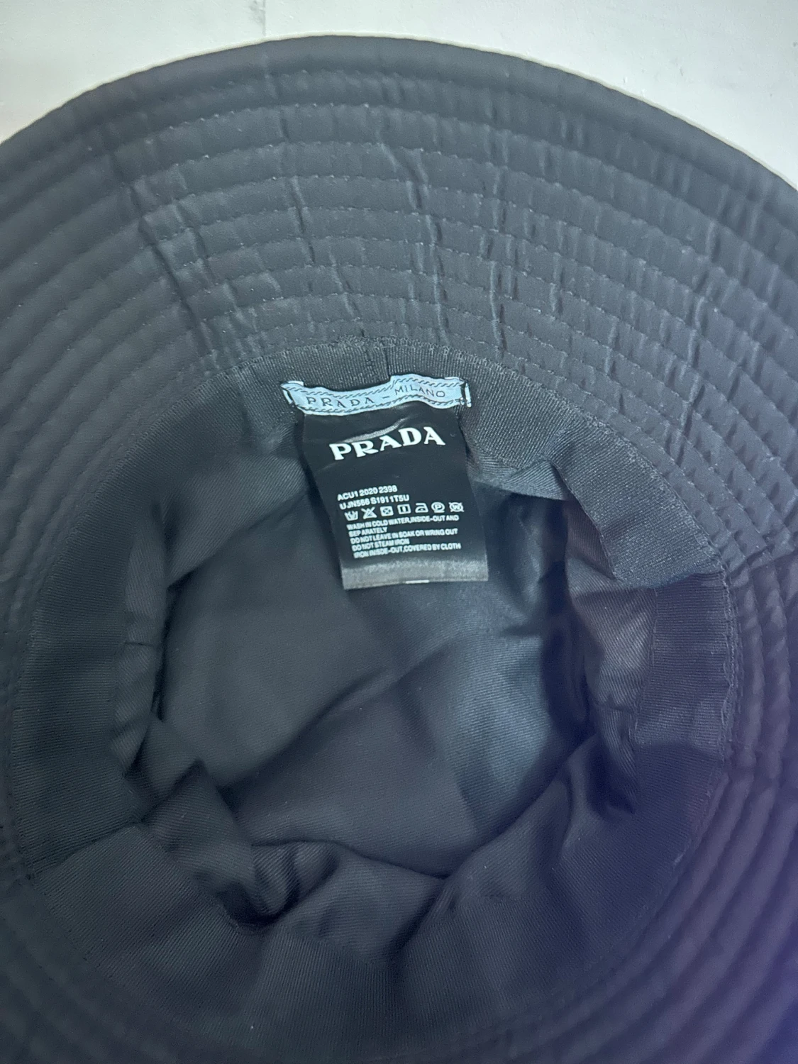 Svart bucket hat från Prada - 2