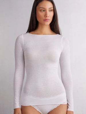 Vit långärmad topp i bomull - Säljer en enkel och fräsch vit långärmad topp med rund hals. Toppen är figurnära och tillverkad i mjuk bomull som känns skön mot huden. passar XS, S, M eftersom den e stretchig