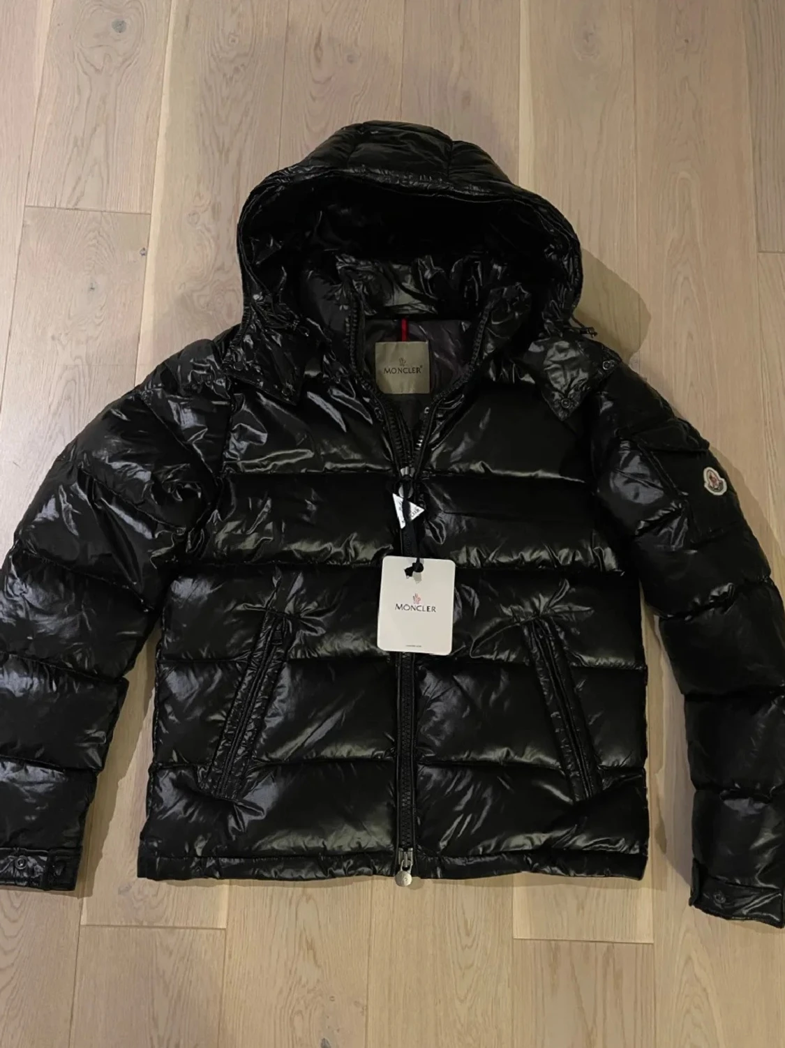 Säljer moncler maya jackor storlek S,M,L