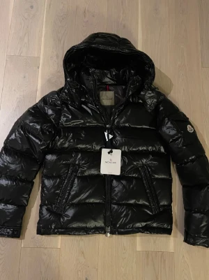 Säljer moncler maya jackor storlek S,M,L - Helt nya aldrig använd. NFC tag fungerar. Perfekt för julklapp 🎅🎁