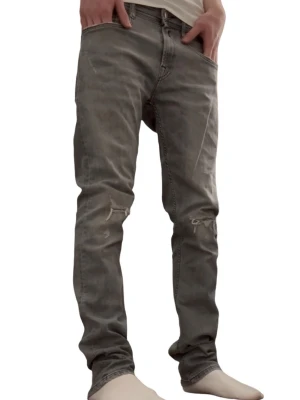 Grå Replay anbass jeans med slitningar - Säljer ett par grå Replay anbass jeans med slitna detaljer vid knäna. Storlek 29/32. Jeansen har klassisk femficksdesign och smal passform som sitter tajt längs benen. Perfekta för dig som gillar en avslappnad men trendig look. Skriv för fler frågor/bilder (BVSA!) 