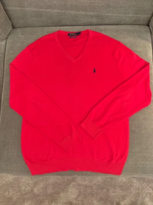 Polo Ralph Lauren Långärmad Tjocktröja, Large, Mycket Fint Skick - en här är i MYCKET fint skick! Inga defekter Använd fåtal gånger Material: Bomull Passform: Normal  Mått:  Axelbredd: 48 cm Längd: 69 cm  Skriv till mig om du har frågor!😊