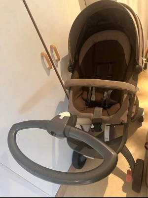 Barnvagn  - Stokke® Xplory® X Barnvagn med liggdel Vagnen är i mycket bra skick, nyligen tvättad och kommer från ett djurfritt och rökfritt hem. Nypris: 12 000 kr Plats: Hämtas i Kalmar eller går att frakta. Medföljer: Två regnskydd (passar både sitt- och liggdel) samt insektsskydd. Perfekt för dig som vill ha en stilren och högkvalitativ vagn till ett bra pris! 📩 Skicka meddelande vid intresse. 