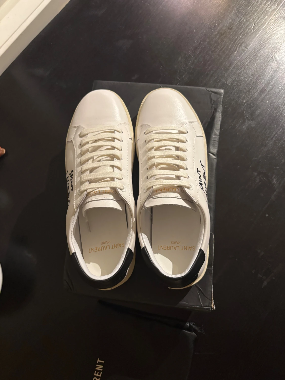 Saint Laurent vita sneakers med svart detalj - 2