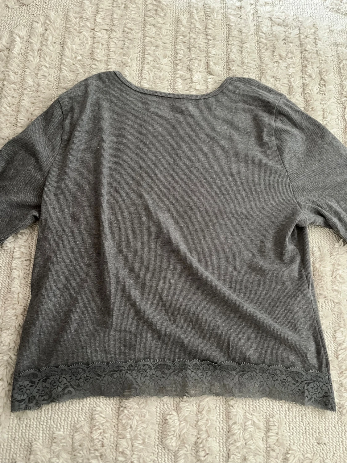 Grå långärmad tröja med spets från Hollister - 2