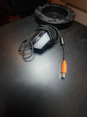 Deltaco Gamingmus – RGB, USB, bra skick - Deltaco Gamingmus – RGB, USB, bra skick Säljer en Deltaco gamingmus med snygg RGB-belysning (se bilder). Den har justerbara DPI-knappar, flätad kabel och ligger skönt i handen. Fungerar helt utan problem. ✔ Märke: Deltaco ✔ RGB-ljus ✔ Flätad kabel ✔ DPI-knappar ✔ USB-anslutning Perfekt för gaming eller vardagsbruk. Kan hämtas eller skickas. Skriv vid intresse!