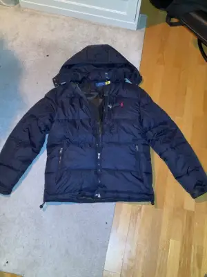 Säljer denna polo ralph lauren vinterjackan. Den är storlek S, men kan även passa M. Köptes här på plick så vet ej om den e äkta. Den är använd men i bra skick, nån liten skavank kanske. Billigare vid snabb affär.