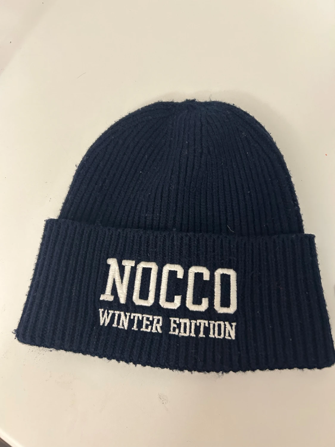 Mörkblå NOCCO mössa med broderi