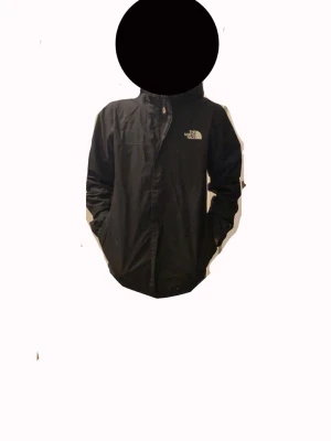 North face vindjacka  - En fin north face jacka jätte bra under regn eller vindigt väder med bra kvalite dock lite använd med vissa tecken på användning men funkar fortfarande lika bra som ny 
