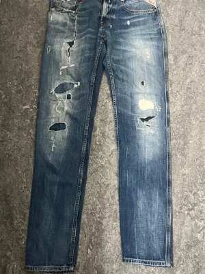 Replay jeans - Säljer ett par blå Replay Grover jeans som är väldigt stiliga passar väldigt bra med svarta eller grå kläder och kan matchas jätte enkelt kontakta gärna om ni är intresserad ☺️