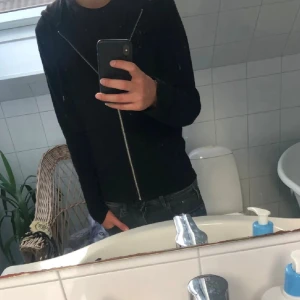 Unik stickad hoodie  - Tja! Säljer en as fet stickad hoodie från j&j. Najs unikt ribbat material och skön passform. Hör av dig vid funderingar! Lager utrensning därav det låga priset. 