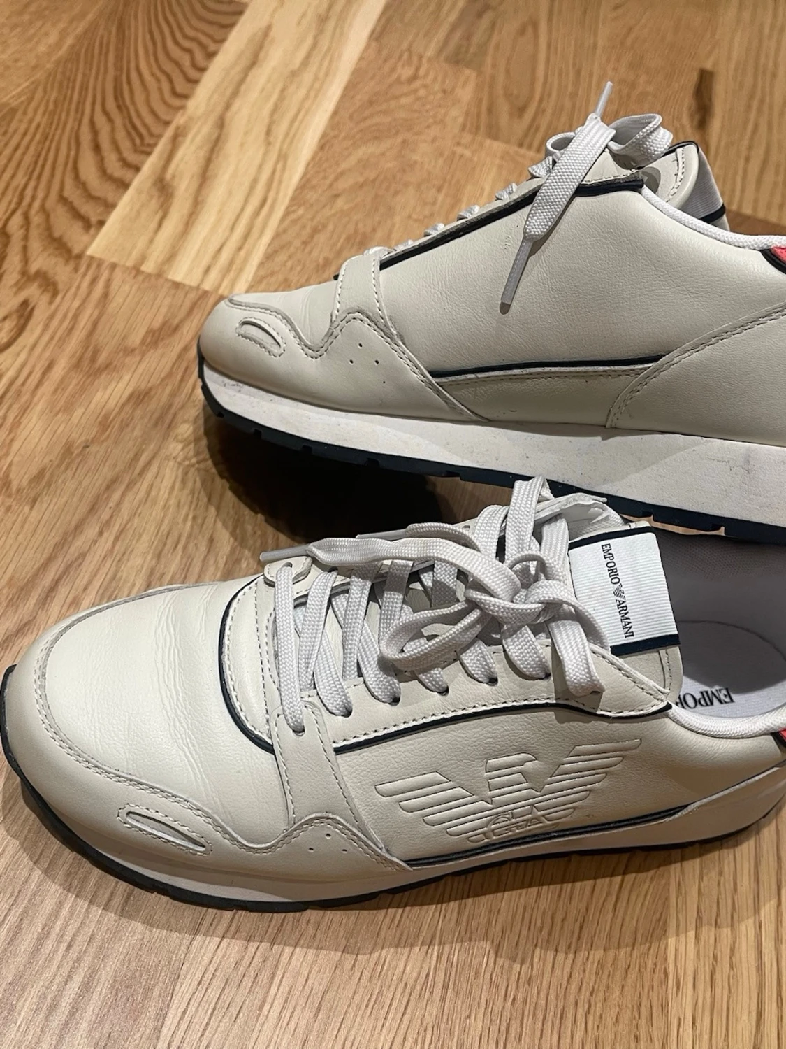 Emporio Armani vita sneakers med orange detalj size 38 - 2