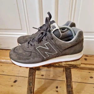 Gråa New Balance sneakers  - Säljer ett par fina gråa new balance som tyvärr var för små för mig. Fint skick. Storlek 41,5.  Finns att hämta vid Sankt Eriksplan eller kan skickas. 