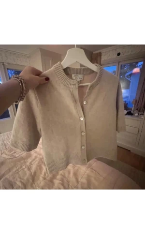 stickad topp - så fin och söt stickad topp med knappar från & other stories💞💞💞