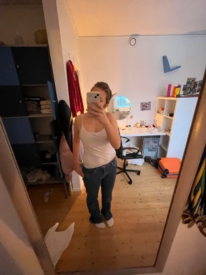 Jeans  - Säljer ett par högmidjade jeans från Gina tricot. De är i ganska bra skick förutom några slitningar längst ner på benen! Lite för långa på mig som är ca 165❤️❤️ skriv till mig för fler bilder 💝