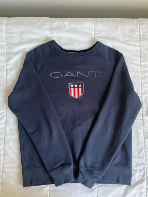 Mörkblå sweatshirt från GANT XL - Ett mörkblå tröja med storlek XL från gant, insidan av tröjan är väldigt bekvämt. Smsa mig om du har inga frågor! 