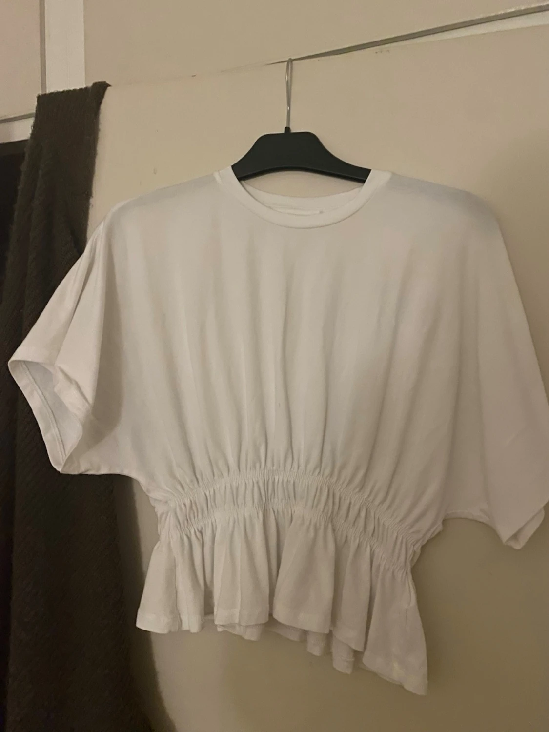 Vit croppad blus med volang