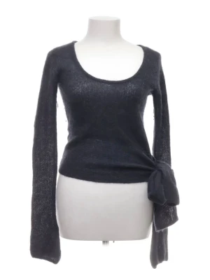 Mörkblå stickad tröja med knyt xs-S - Snygg mörkblå stickad tröja med lång ärm och rundad urringning. Tröjan har en cool knytdetalj i midjan som ger en unik look. Perfekt för dig som gillar en stilren men ändå trendig vibe. Tröjan e relativt stretchig och skulle säga att den passar xs-S. Skriv för fler bilder!!💓
