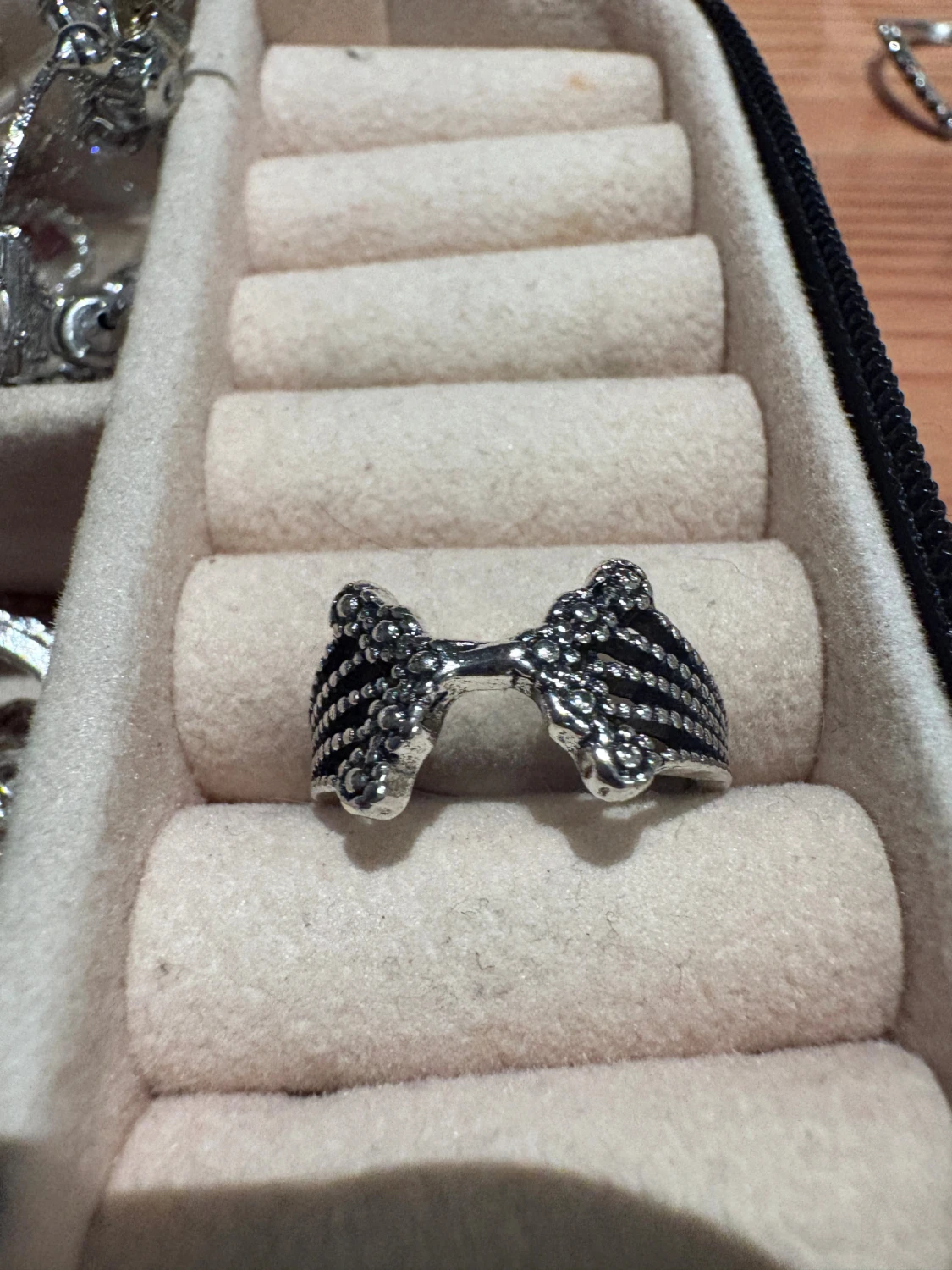 Silvrig ring med vingeformad design