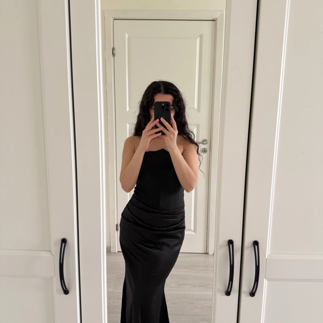 Svart axelbandslös långklänning - 2