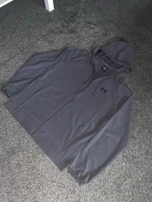 Grå vindjacka från Under Armour - Perfekt skick