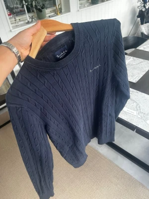 Bondelid Kabelstickad Tröja, S, Mörkblå, Bra Skick - Tja! Säljer den här kabelstickade Bondelid tröjan då den inte kommer till användning längre. Tröjan är gjord av 100% bomull, använd flera gånger och i bra skick. Perfekt som lagerplagg för vintern. Vid frågor eller för fler bilder - skicka gärna ett meddelande. Mvh William