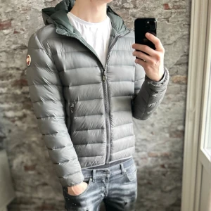 Colmar Jacka - Ok skick, slitna loggor samt allmänt använd. Storlek 48/S passar dig som är mellan 175-185cm ungefär. Nypris ca 4000kr. Modellen är 185 cm, 79 kg. Självklart äkta - Kolla bara recensionerna och koden på sista bilden! Passar bra nu till vintern. Skriv för mer information!🤝